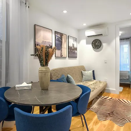 2 Bedroom In Manhattan Apartment *