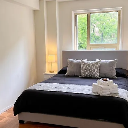 Apartment Grand East Side Home, Spacious & Cozy 3 Bedroom Retreat *