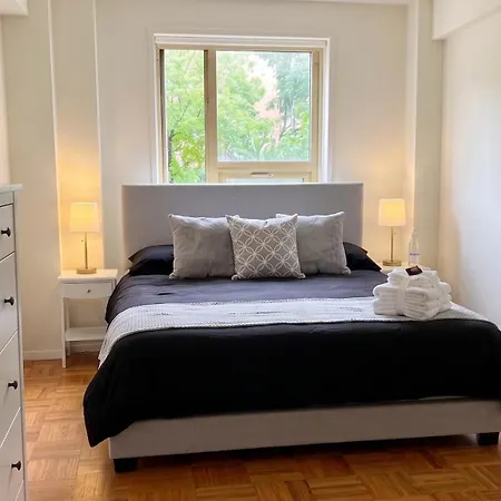 Grand East Side Home, Spacious & Cozy 3 Bedroom Retreat *