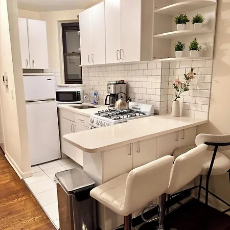 Cozy Cute In Midtown East Manhattan Elevator Laundry Steps To Subway Apartment *