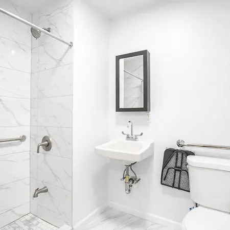 2 Bedroom Unit In Location Apartment