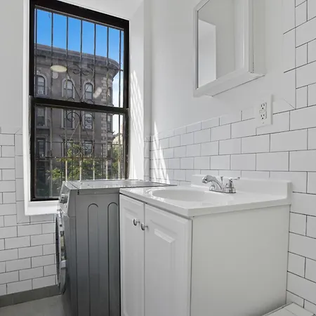 2 Bedroom Quite & Cozy Unit Next To Park *