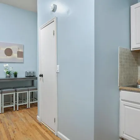 2 Bedroom Cozy Gem *