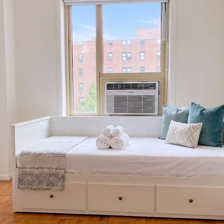 Grand East Side Home, Spacious & Cozy 3 Bedroom Retreat Apartment New York