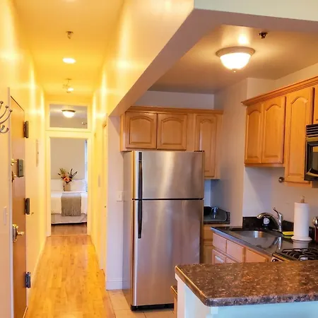 Stunning One Bedroom In Manhattan - 2nd Floor Apartment *