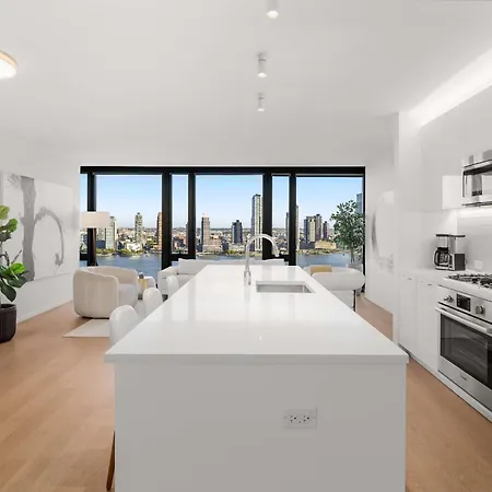 Embassy Ii 24th Floor 2br With Doorman Gym Pool * New York