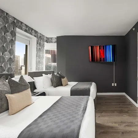 The Rockefeller Atelier Steps From The Tree *