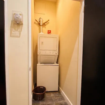 Stunning One Bedroom In Manhattan - 2nd Floor