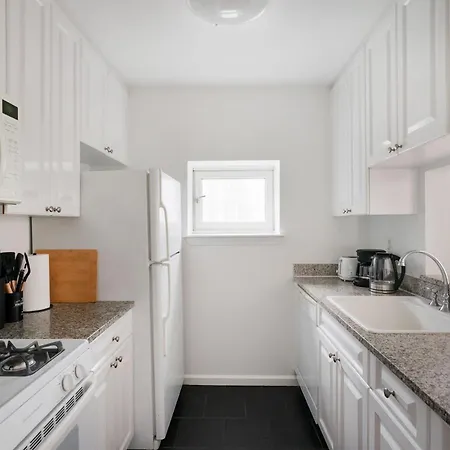 Apartment 43-20a Newly Furnished 1br- Full Service Doorman Laundry Gym Business Center New York