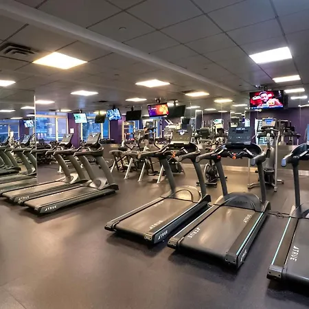 43-20a Newly Furnished 1br- Full Service Doorman Laundry Gym Business Center Apartment