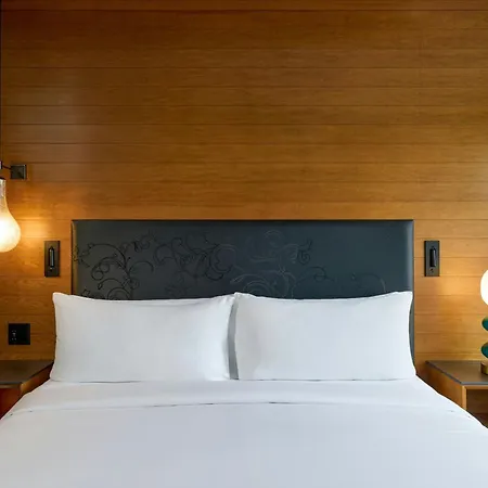 Renaissance Midtown Hotel 4*