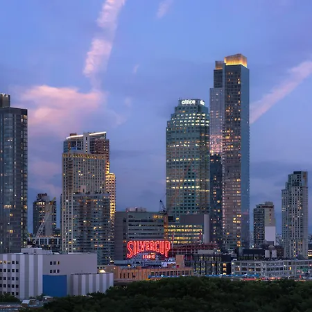 By Marriott Queens 3* New York