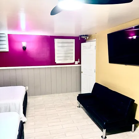 Large 3-bedrooms/2-bath Apt, One Block To Train Homestay *