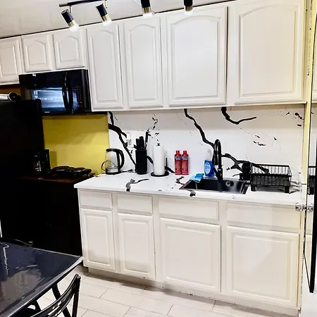 Homestay Large 3-bedrooms/2-bath Apt, One Block To Train *