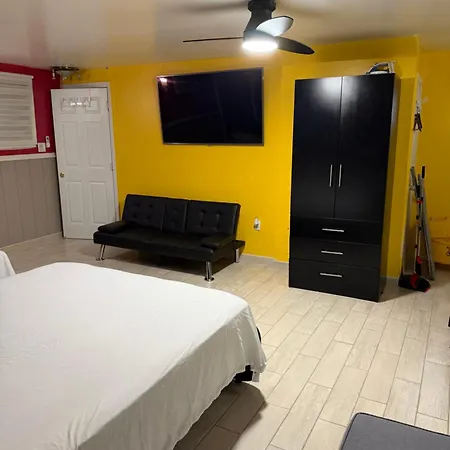 Homestay Large 3-bedrooms/2-bath Apt, One Block To Train