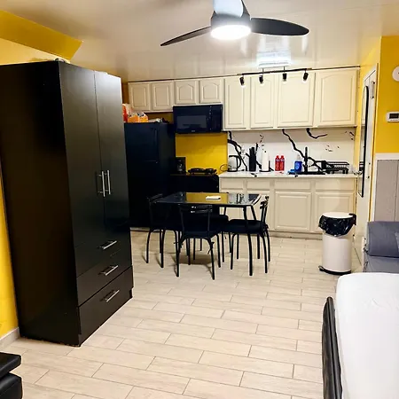 Homestay Large 3-bedrooms/2-bath Apt, One Block To Train