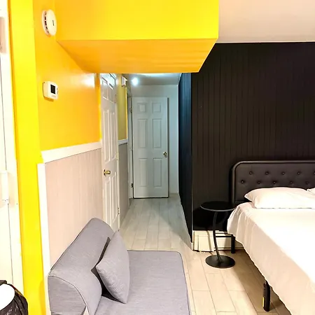 Homestay Large 3-bedrooms/2-bath Apt, One Block To Train *