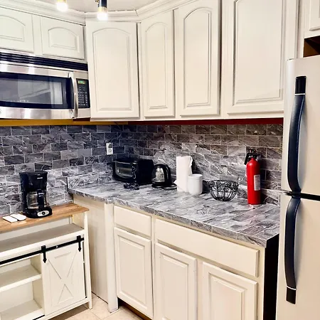 Large 3-bedrooms/2-bath Apt, One Block To Train Homestay