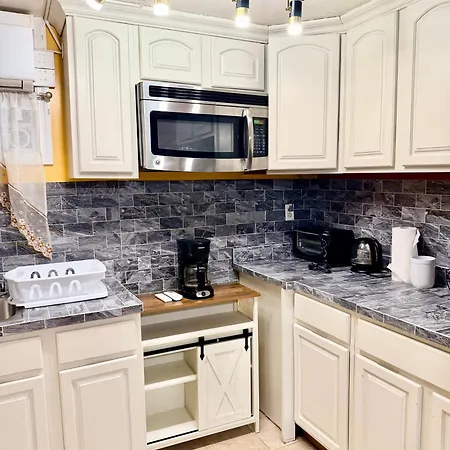Large 3-bedrooms/2-bath Apt, One Block To Train Homestay New York