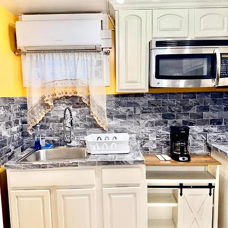 Large 3-bedrooms/2-bath Apt, One Block To Train Homestay