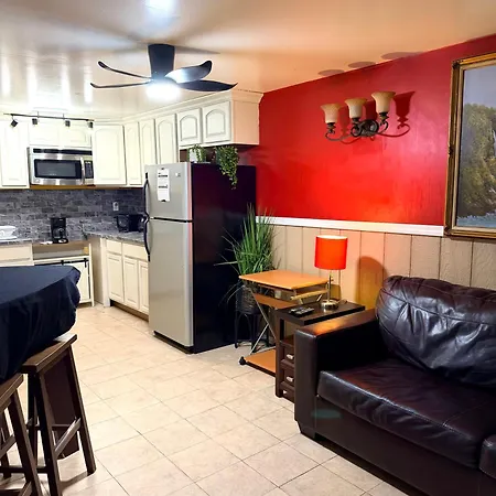 Homestay Large 3-bedrooms/2-bath Apt, One Block To Train