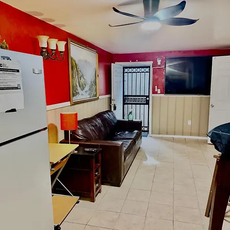Large 3-bedrooms/2-bath Apt, One Block To Train Homestay New York
