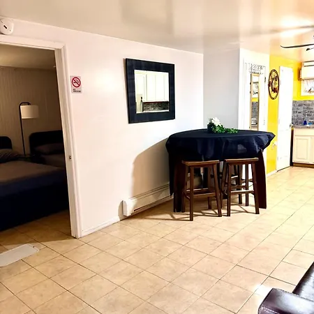 Homestay Large 3-bedrooms/2-bath Apt, One Block To Train New York