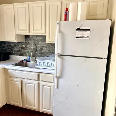 Large 3-bedrooms/2-bath Apt, One Block To Train Homestay *