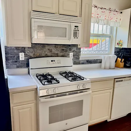 Homestay Large 3-bedrooms/2-bath Apt, One Block To Train