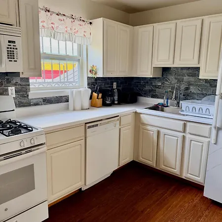 Large 3-bedrooms/2-bath Apt, One Block To Train Homestay New York