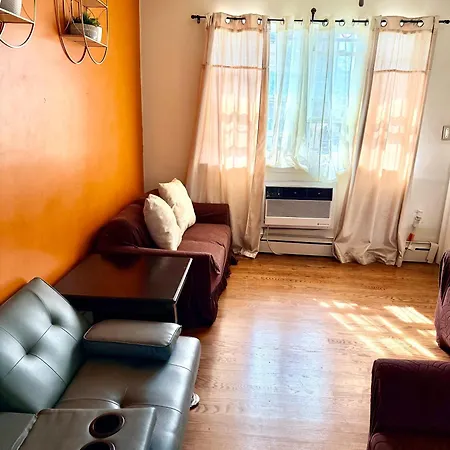 Large 3-bedrooms/2-bath Apt, One Block To Train Homestay New York