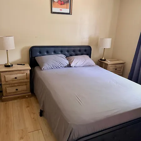 Homestay Large 3-bedrooms/2-bath Apt, One Block To Train New York