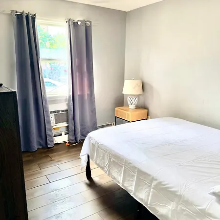 Homestay Large 3-bedrooms/2-bath Apt, One Block To Train *