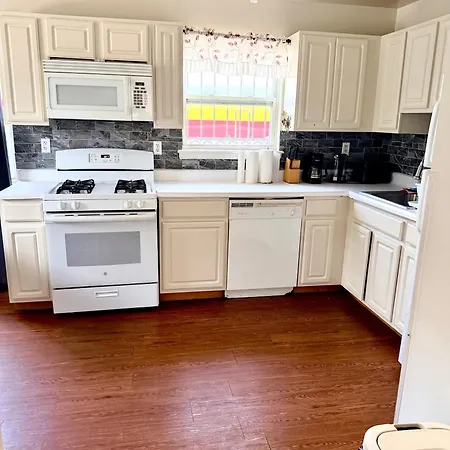 Large 3-bedrooms/2-bath Apt, One Block To Train Homestay *