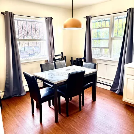 Large 3-bedrooms/2-bath Apt, One Block To Train Homestay *