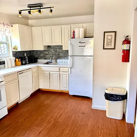 Large 3-bedrooms/2-bath Apt, One Block To Train Homestay New York