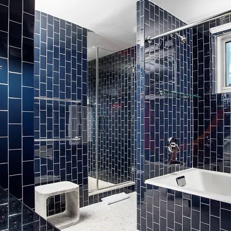 6 Columbus Park 4*
