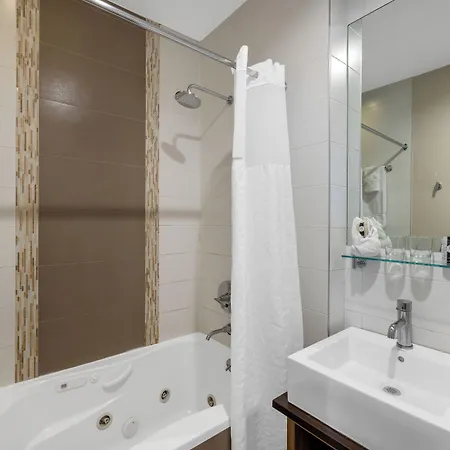 Hotel Aura Brooklyn 4*
