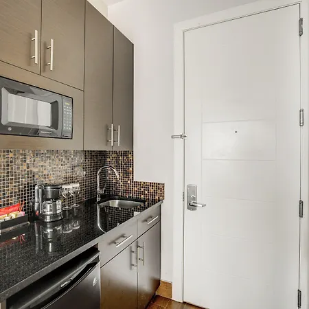 Hotel Aura Brooklyn 4*