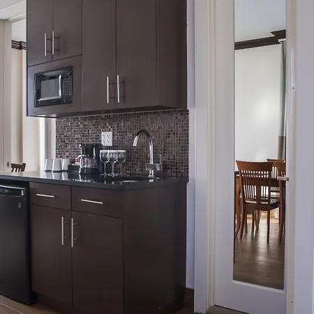 Hotel Aura Brooklyn 4*