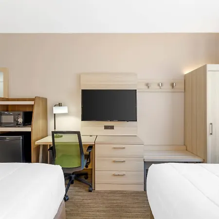 Hotel Country & By Radisson, Staten Island New York