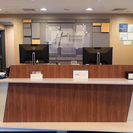 Express Maspeth By Ihg Hotel 2*