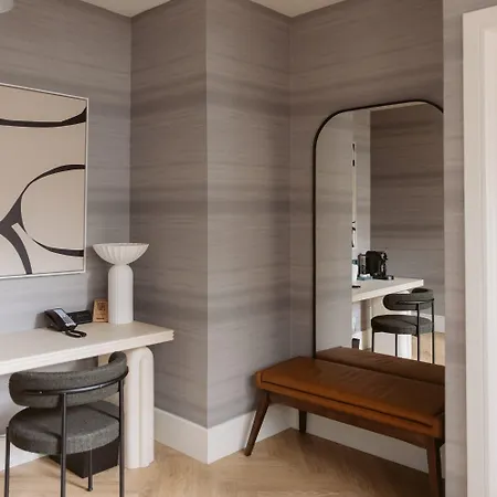 Aura Times Square 4*