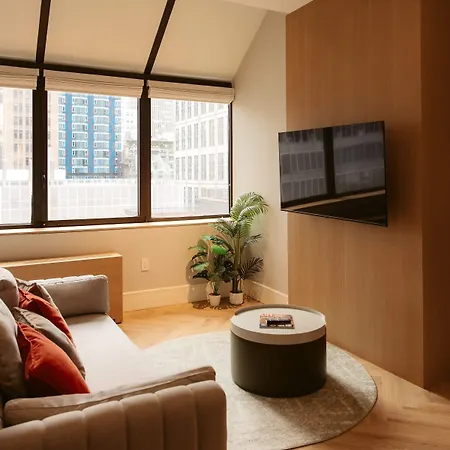 Aura Times Square 4* New York
