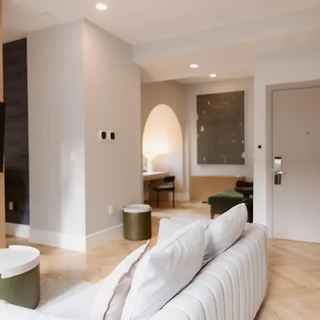 Aura Times Square Hotel 4*