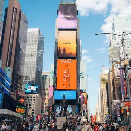 Hotel The Iroquois Times Square, A Small Luxury New York