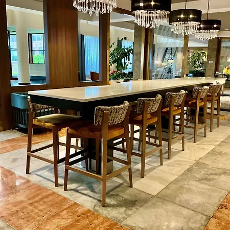 Hotel Doubletree By Hilton New York-laguardia