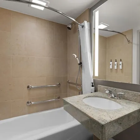 Hilton Garden West 35th Street 3*