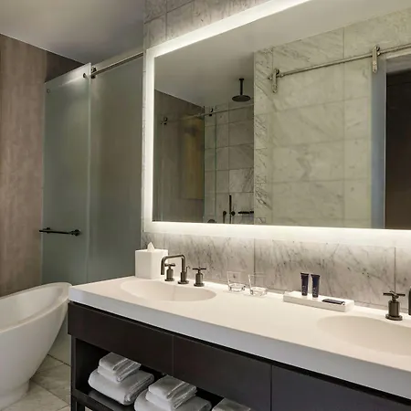 Renaissance Midtown Hotel 4*