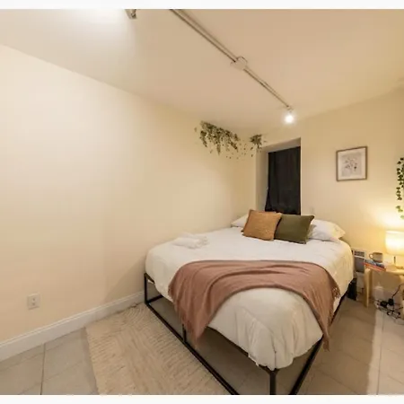 Chic One Bedroom Retreat In Downtown Manhattan Apartment *